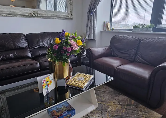 Sidemerseylivings - Central, Bright, And Convenient 2-Bedroom Apartment With Parking