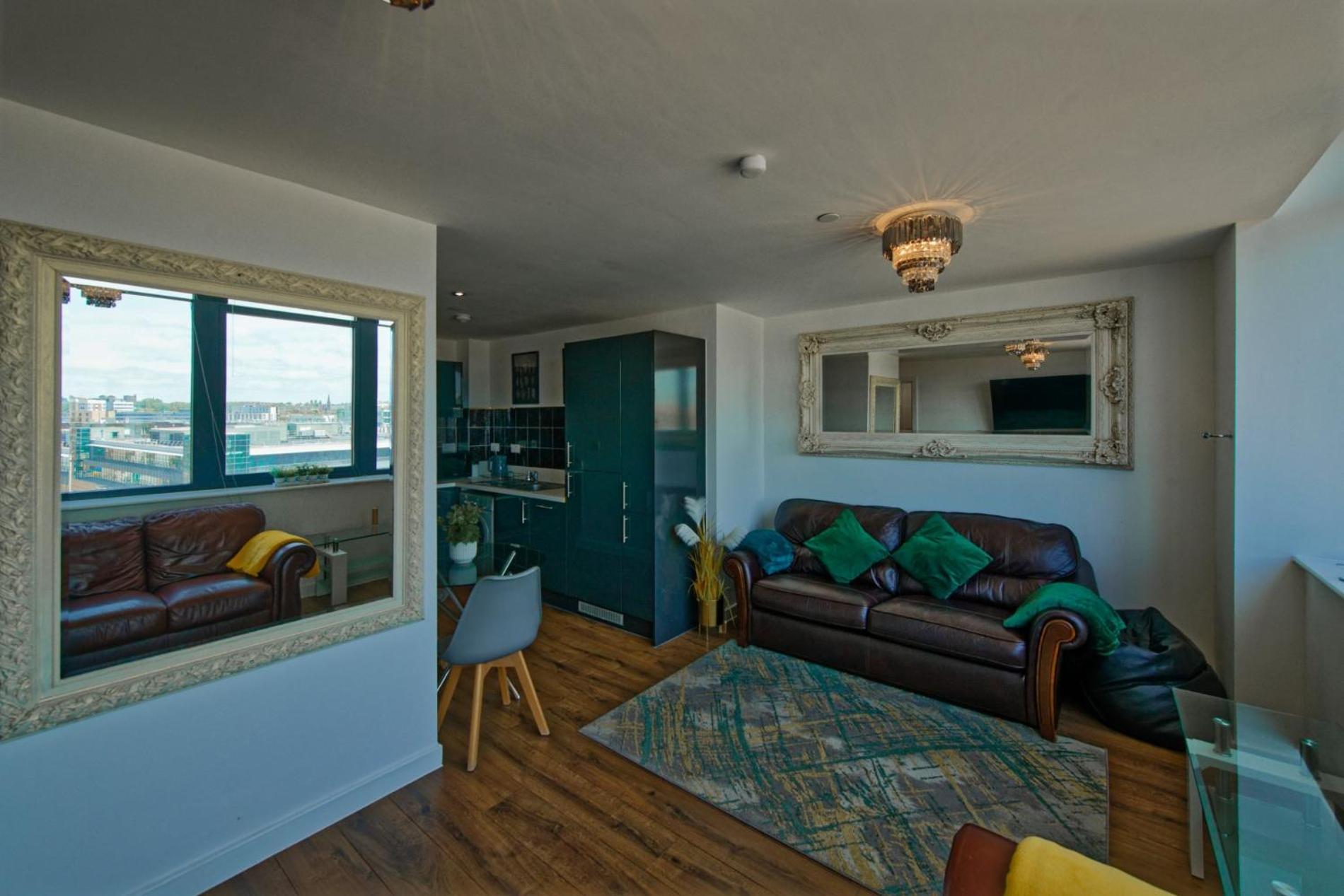 Sidemerseylivings - Central, Bright, And Convenient 2-bedroom With Parking Appartement