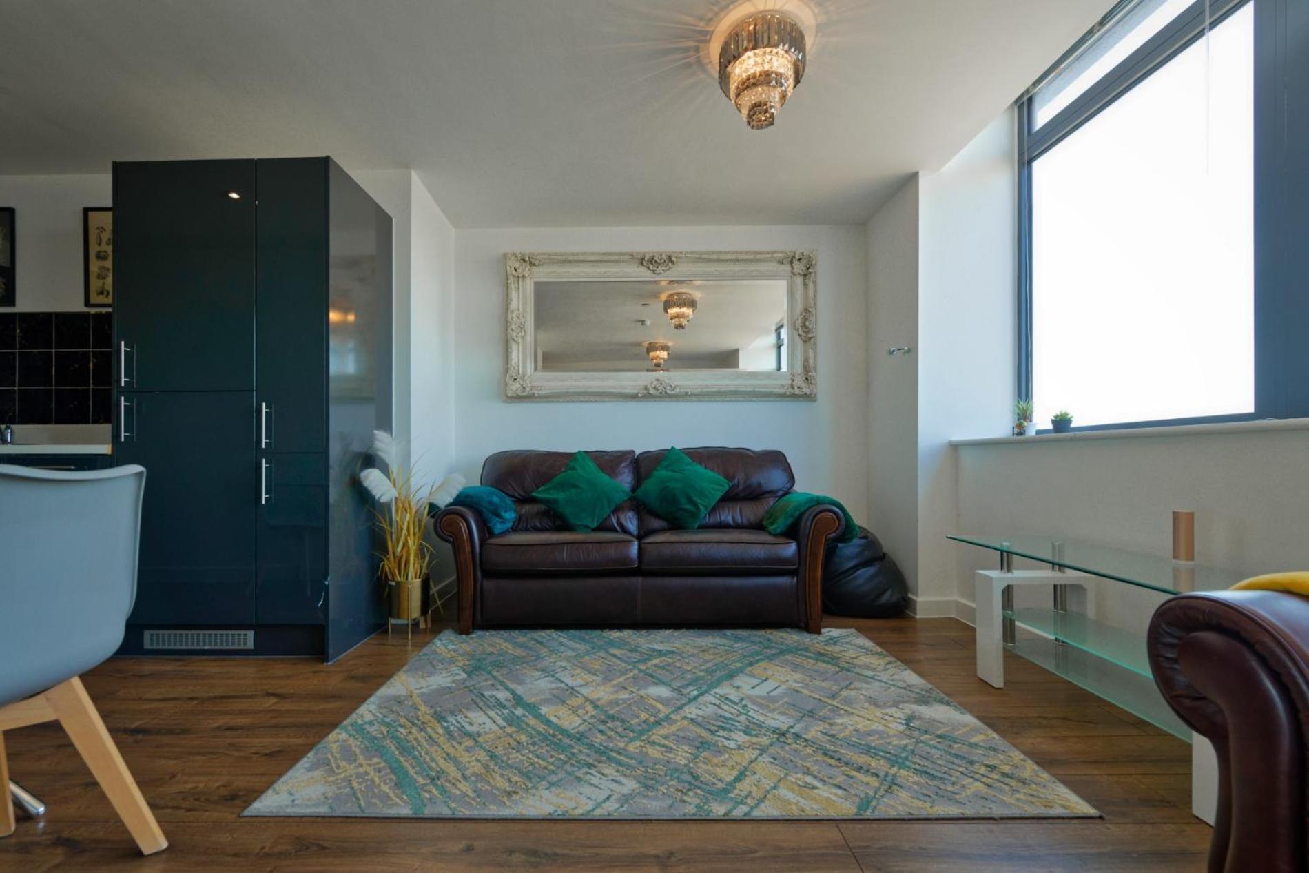 Sidemerseylivings - Central, Bright, And Convenient 2-bedroom With Parking Appartement Liverpool