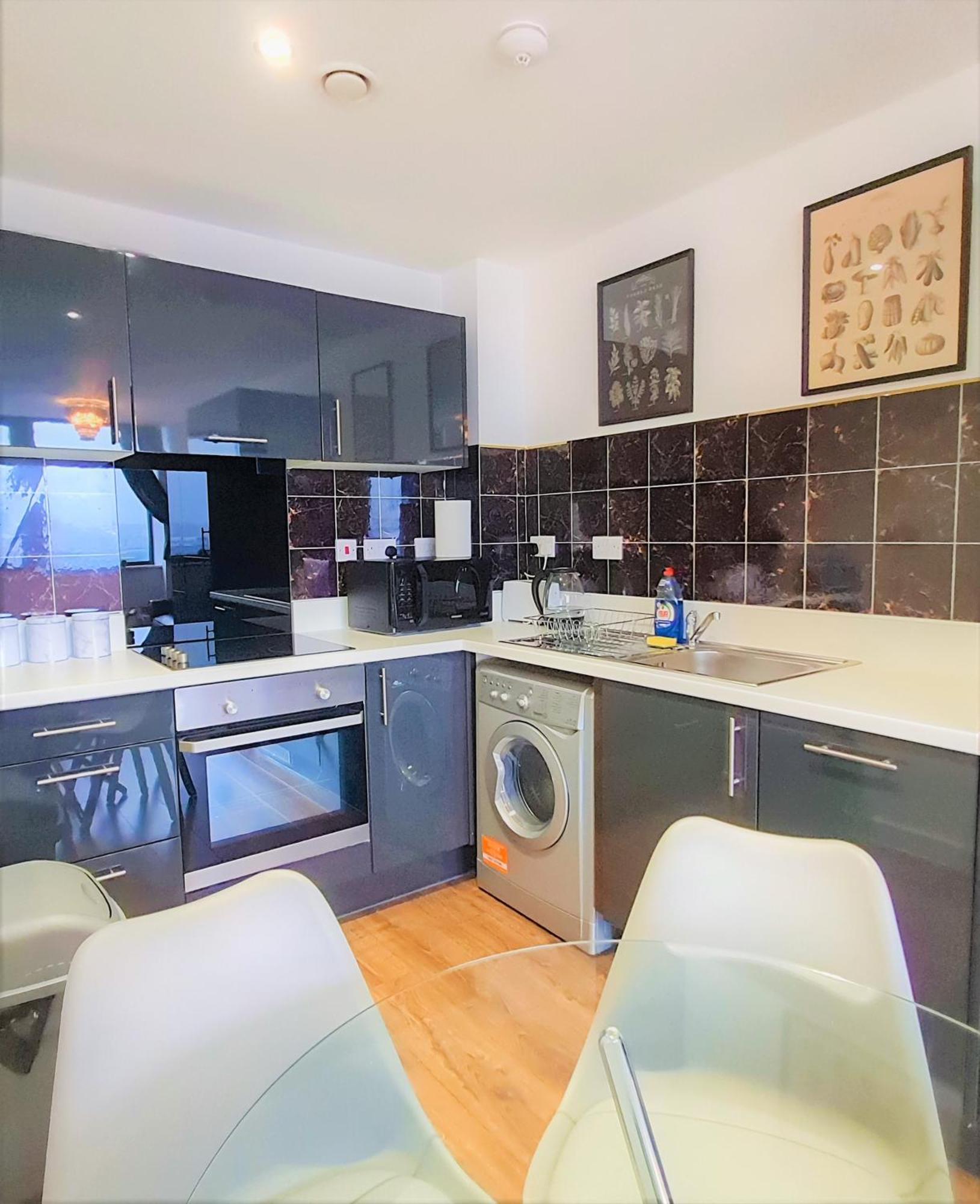 Sidemerseylivings - Central, Bright, And Convenient 2-bedroom With Parking Appartement