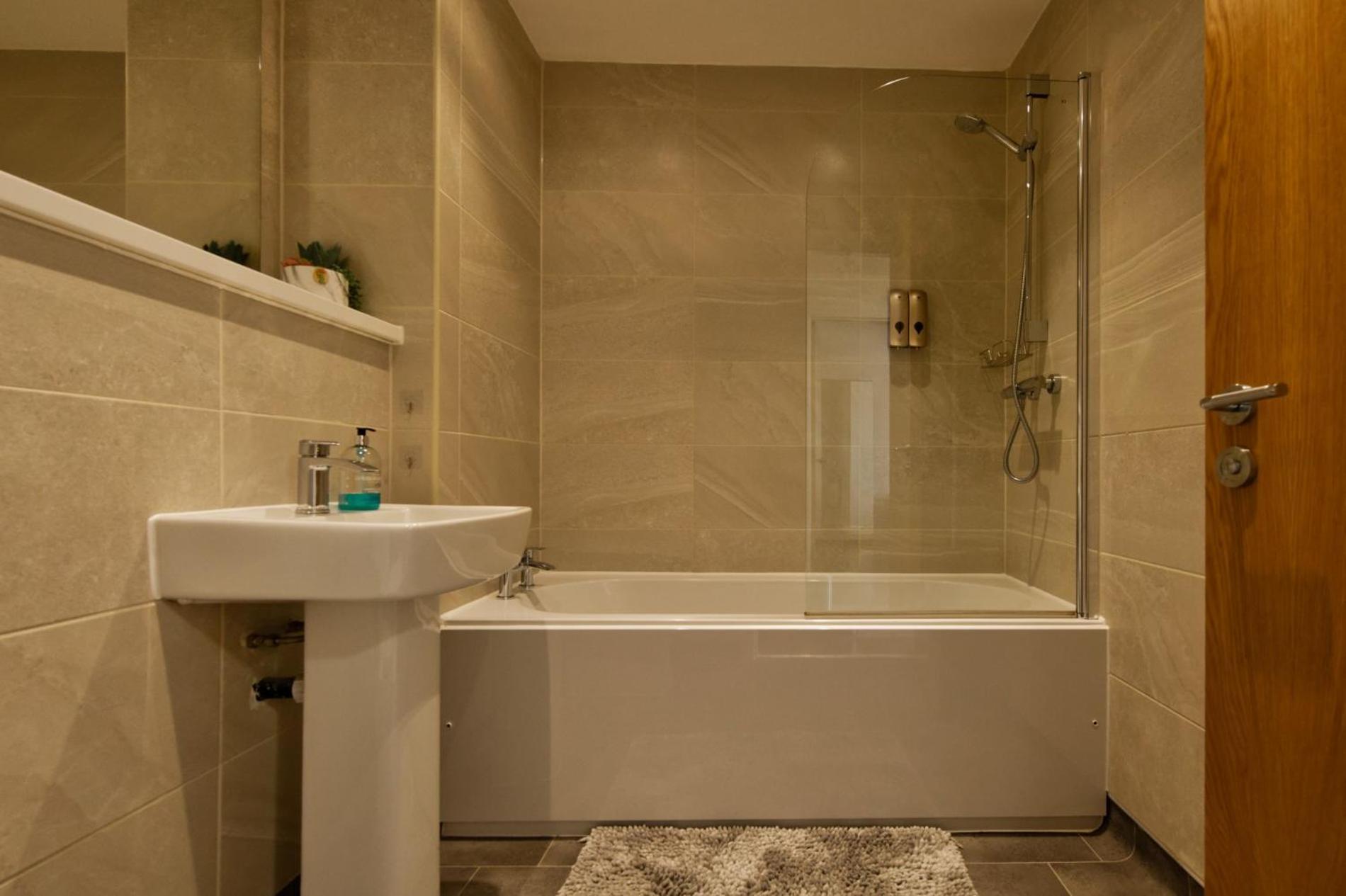 Sidemerseylivings - Central, Bright, And Convenient 2-bedroom With Parking Appartement *